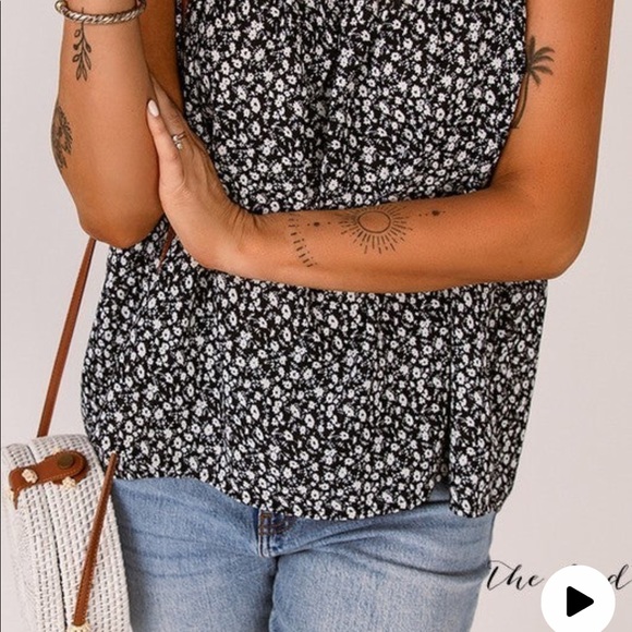 Black and White Top with Smocked Sleeves NWOT - Picture 9 of 9